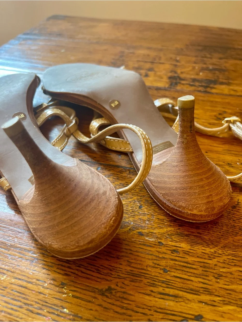 Tory Burch Tan Bow Logo T-Strap Sandals 9.5